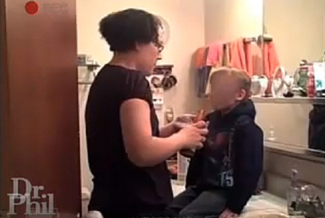 Salah satu cuplikan aksi orangtua kejam ketika memasukkan saus pedas ke mulut anaknya [Image Source]