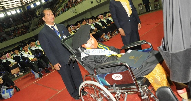 Tak ingin melewatkan momen berharga ini, Icha sampai harus menggunakan kursi roda [Image Source]