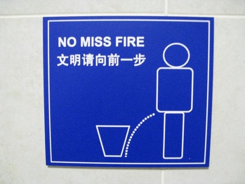 Jangan sampai meleset ketika kamu buang air kecil di ember [Image Source]