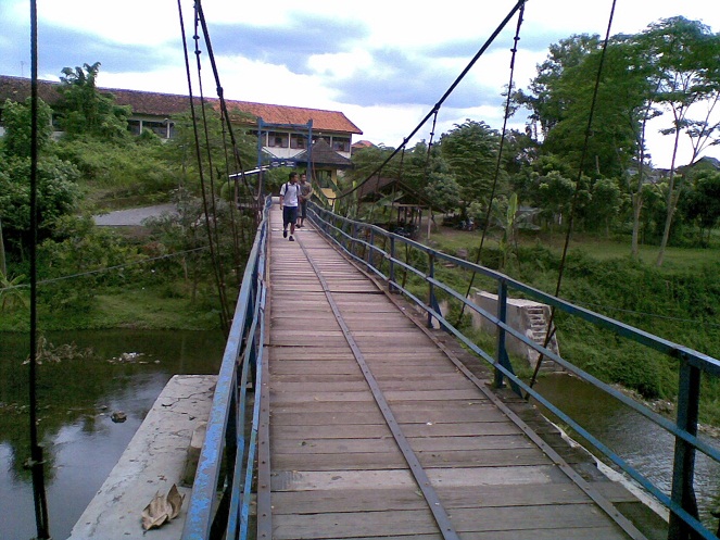 Untungnya korban masih bisa selamat setelah dilempar dari jembatan setinggi 50 meter [Image Source]
