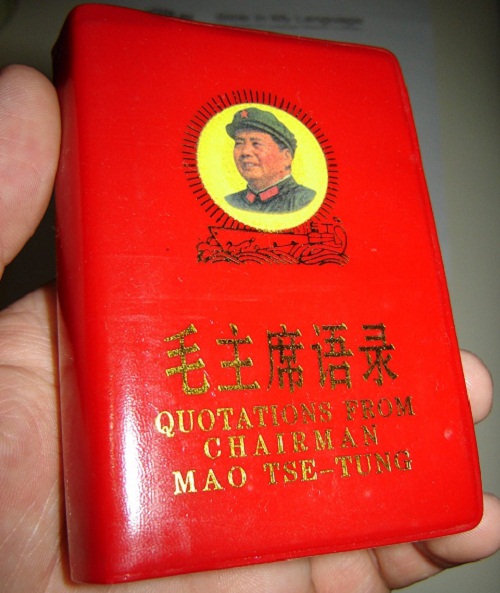 Little Red Book, buku yang berisi semua pemikiran Mao Tse Tung [Image Source]