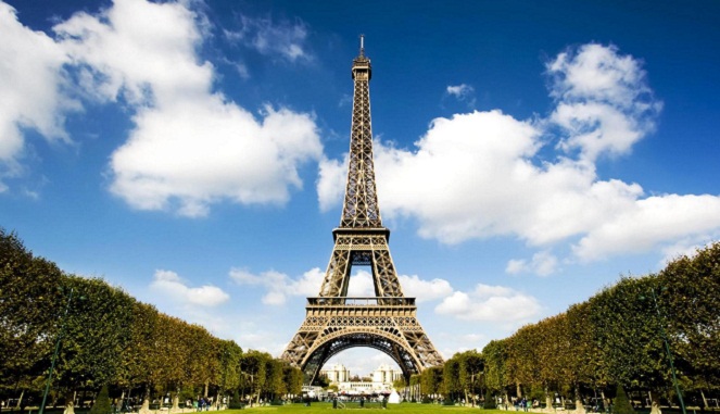 Siapa sangka dulu orang-orang Perancis sangat tidak menyukai menara Eiffel [Image Source]