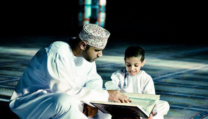 mengajarkan membaca Quran [Image Source]