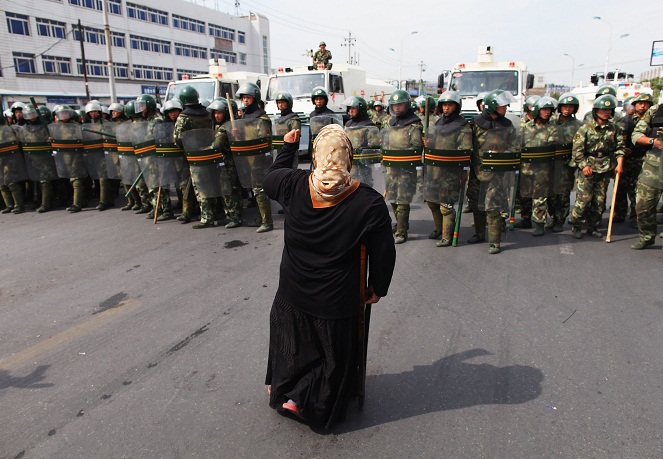 Muslim Uighur selalu mendapat perlakukan yang tidak menyenangkan dari pemerintah China [Image Source]
