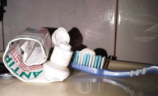 Puntir terus sampai tidak ada pasta gigi yang keluar lagi [Image Source]