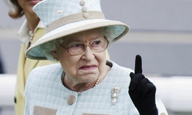 Meskipun terkenal anggun dan berwibawa, kadang Ratu Elizabeth menunjukkan kemarahannya dengan jelas [Image Source]