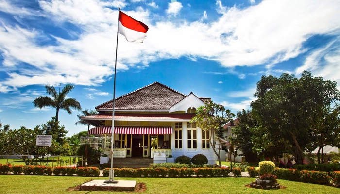 rumah pengasingan bung karno di Bengkulu [image source]