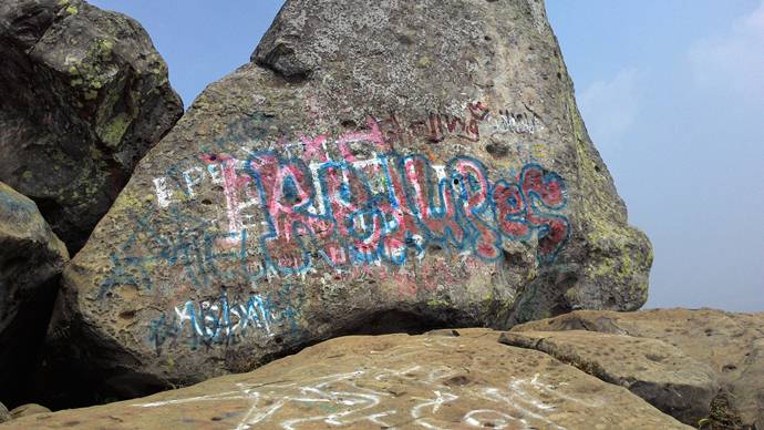 Aksi Vandalisme di Gunung