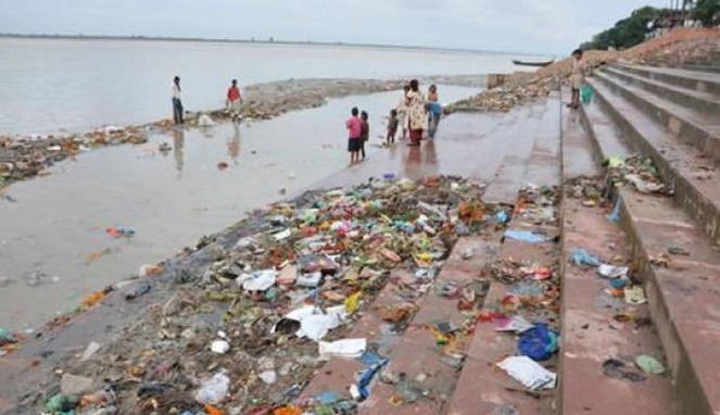 Gangga yang penuh sampah dan polusi [Image Source]