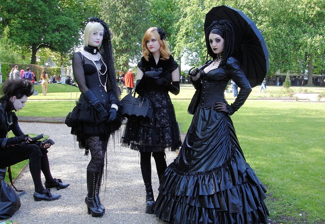 Manis tapi misterius, hal ini yang ingin ditonjolkan lewat trend gothic lolita [Image Source]