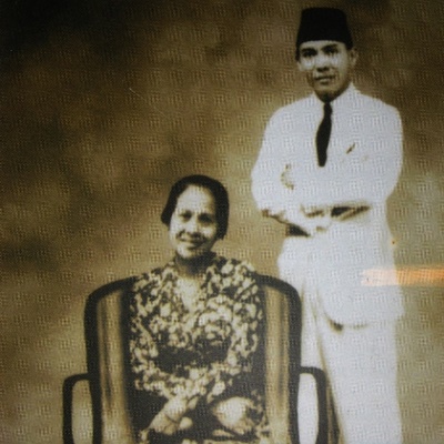 Inggit Garnasih dan Soekarno [Image Source]