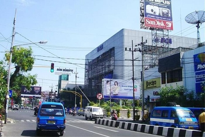 Kantor BCA Perempatan Jalan Basuki Rahmat, dulunya adalah Hotel Mabes dan Malangsche Apotheek