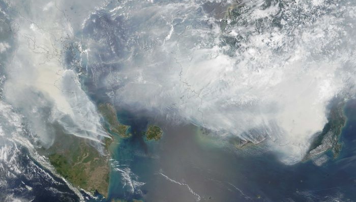 Kabut asap yang ditangkap satelit NASA [image source]