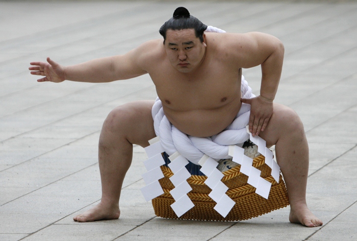 pemain sumo harus hidup dalam tradisi [image source]