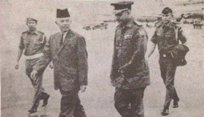 Pierre mengawal Jenderal A.H. Nasution [Image Source]