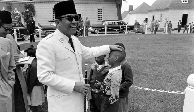Soekarno dalam kunjungan ke luar negeri [Image Source]