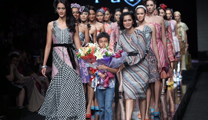 Desainer Rafi Ridwan dan karyanya di gelaran fashion week [Image Source]