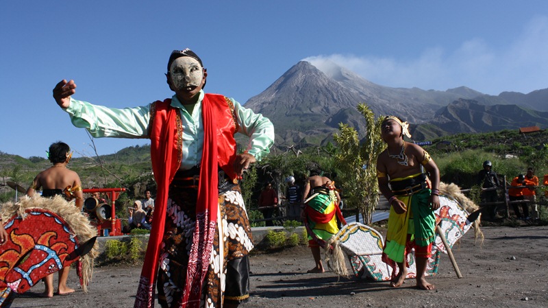 Salah satu kebudayaan Indonesia [image source]