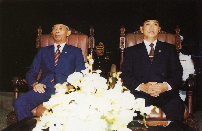 Ketika bersama mantan Wakil Presiden Sudharmono [Image Source]