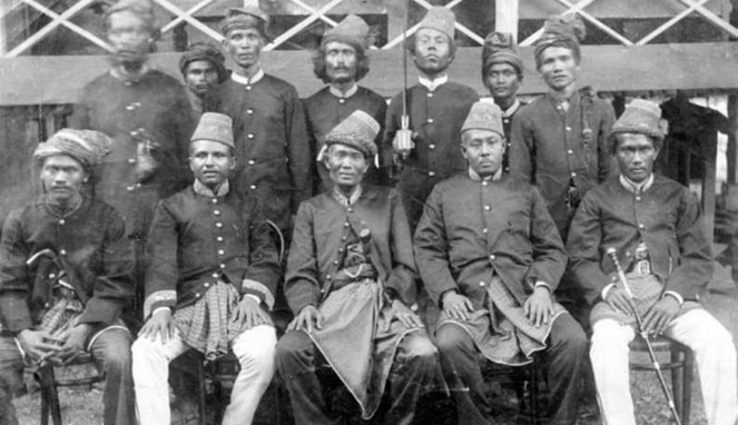 Teuku Umar, suami kedua Cut Nyak Dhien - duduk, ketiga dari kiri [Image Source]