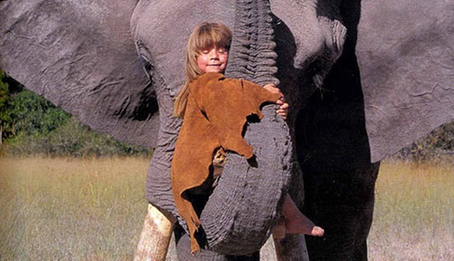 Tidak takut dengan binatang yang jauh lebih besar darinya [Image Source]