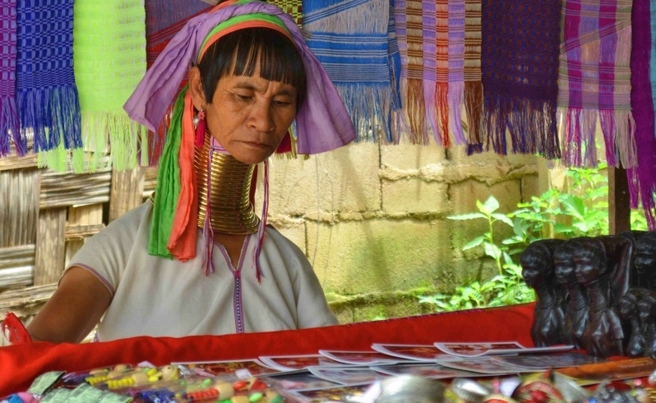 Wanita Cantik dengan Leher Panjang di Thailand