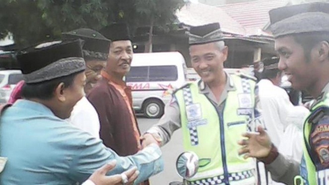 Aiptu Eko Cahyono, polisi satu ini disayangi karena kebaikannya [Image Source]