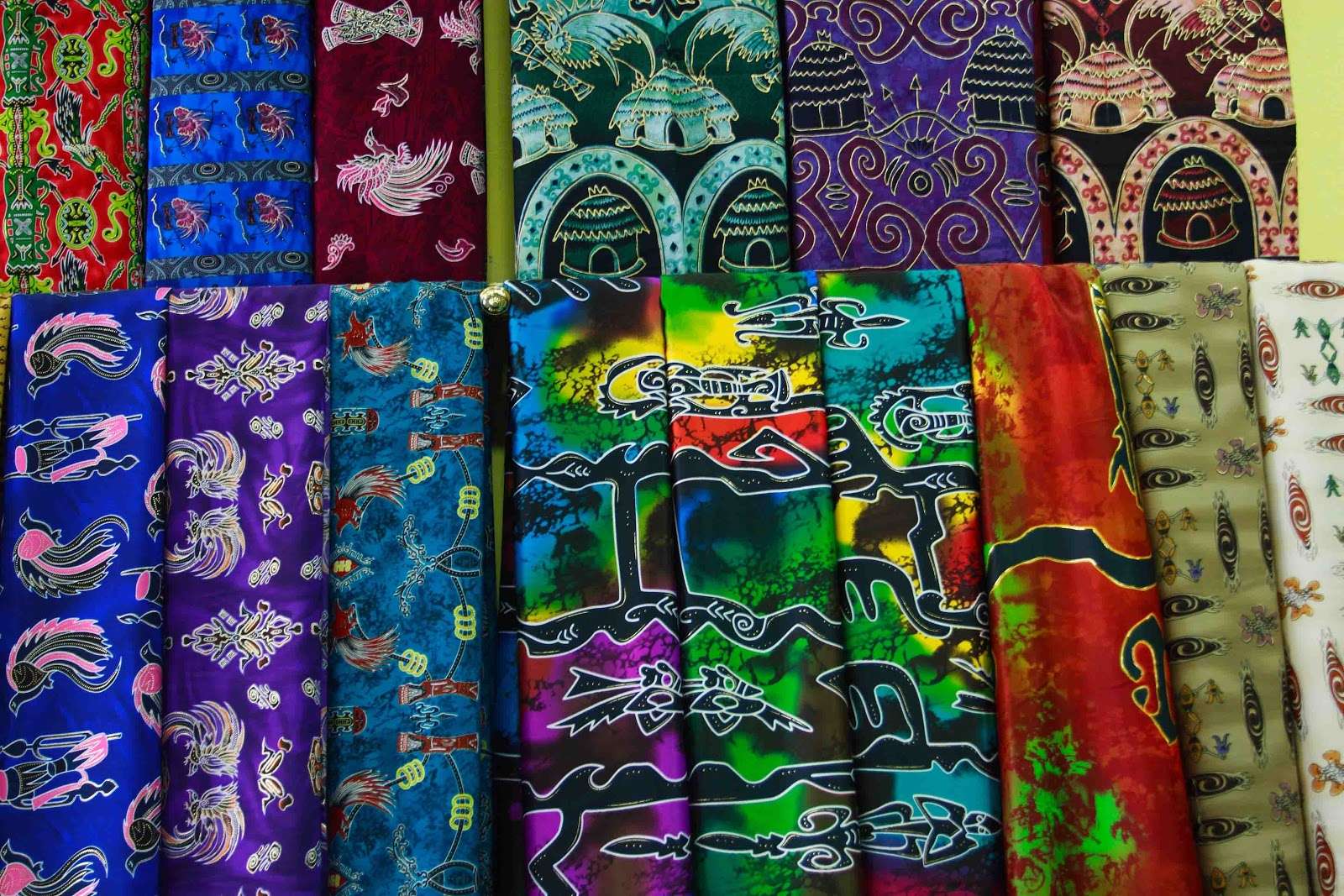 Batik papua berani menggunakan warna cerah serta motif kesukuan yang unik [Image Source]