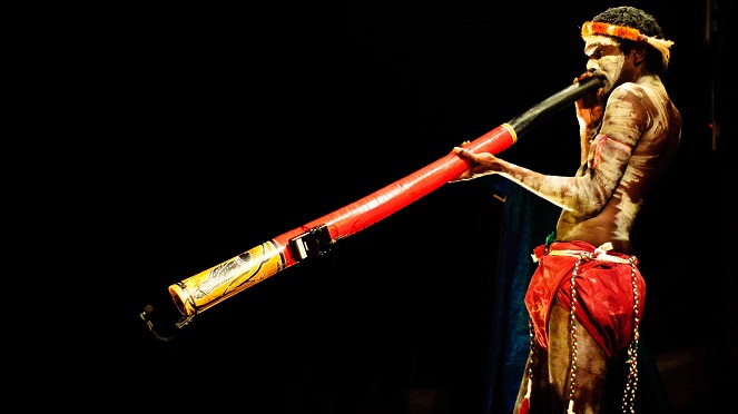 Didgeridoo cukup sulit untuk memainkannya meskipun bentuknya, alat ini juga digunakan sebagai lambang rasa syukur [Image Source]