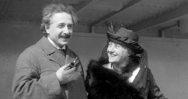 Salah satu bukti kedekatan Einstein dengan para wanita [Image Source]