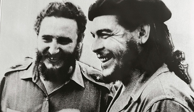 Foto Fidel bersama Che [Image Source]
