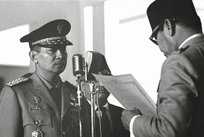Soeharto saat dilantik menjadi Jenderal [Image Source]