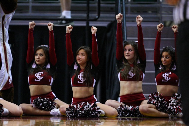 Setuju kan kalau cheer mahasiswi Santa Clara ini cantik-cantik? [Image Source]