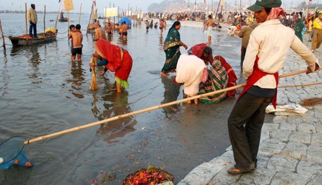 Membersihkan sungai dari sisa-sisa upacara keagamaan [Image Source]