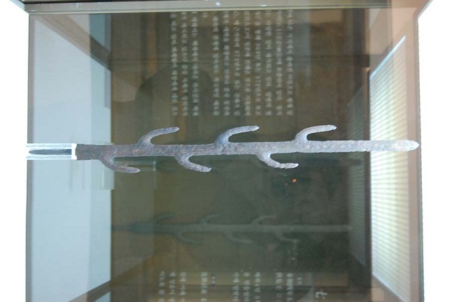 Pedang ini konon dibikin dari 100 pedang prajurit tapi sama sekali tidak digunakan untuk berperang [Image Source]
