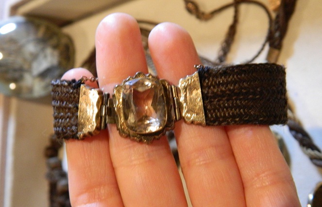 Wanita zaman dulu sudah biasa menggunakan perhiasan dari emas [Image Source]