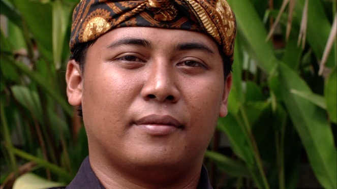 Pria Bali mungkin biasa, tapi mereka memesona para bule [Image Source]