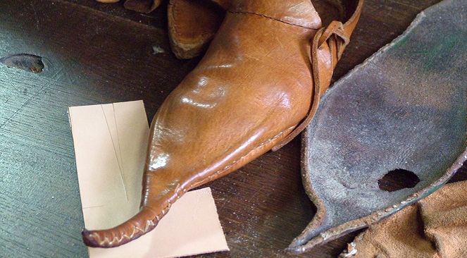 Sepatu unik ini jadi tren di Eropa di abad 15 hingga akhirnya ditinggalkan karena tidak efisien [Image Source]