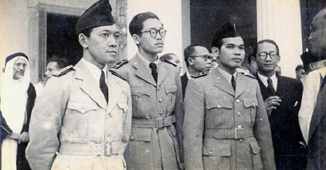 T.B. Simatupang (sebelah kanan) juga jadi salah satu jenderal yang berpengaruh di Indonesia [Image Source]