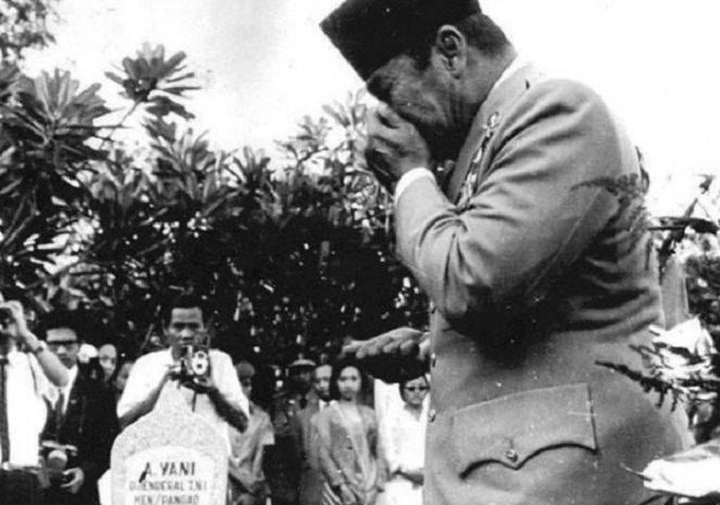 Hanya sekali ini Soekarno memperlihatkan kesedihannya yang begitu mendalam di depan publik [Image Source]