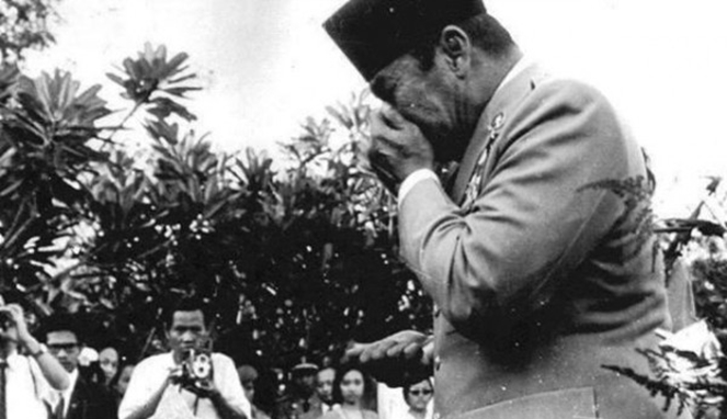 Sukarno menangis di makam Yani [Image Source]