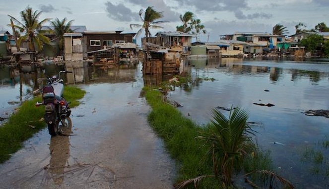 Air pasang di Tuvalu telah naik hingga ke pemukiman penduduk [Image Source]
