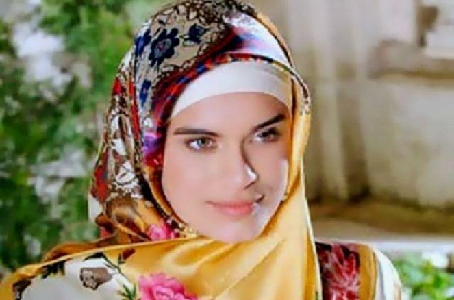 Berawal dari hijab, kemudian Carissa D. Lamkahouan jatuh cinta terhadap Islam [Image Source]