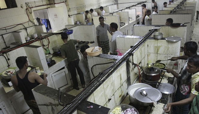 Dapur umum pekerja yang kotor [Image Source]