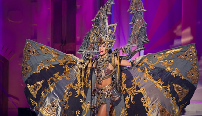 Elvira Devina Mira dengan kostum Chronicles of Borobudur[Image Source]