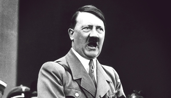 Hitler Lihai Dalam Melakukan Orasi [image source]