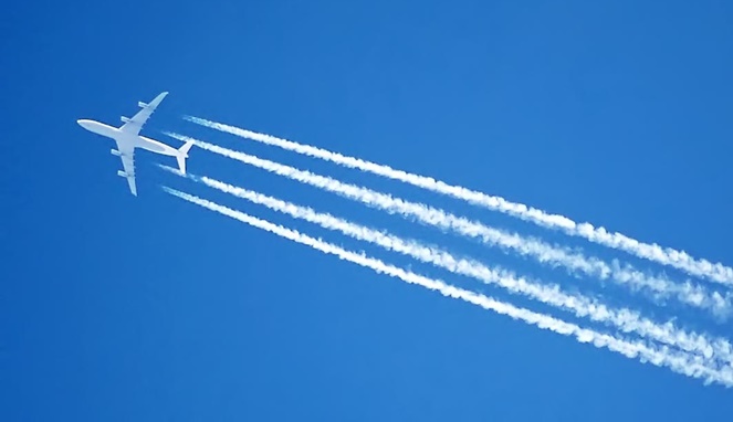 Jejak putih pesawat [Image Source]
