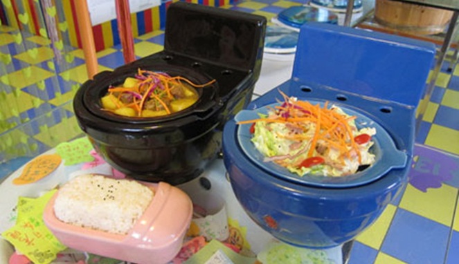 Makanan yang disajikan di pispot dan toilet kecil [Image Source]
