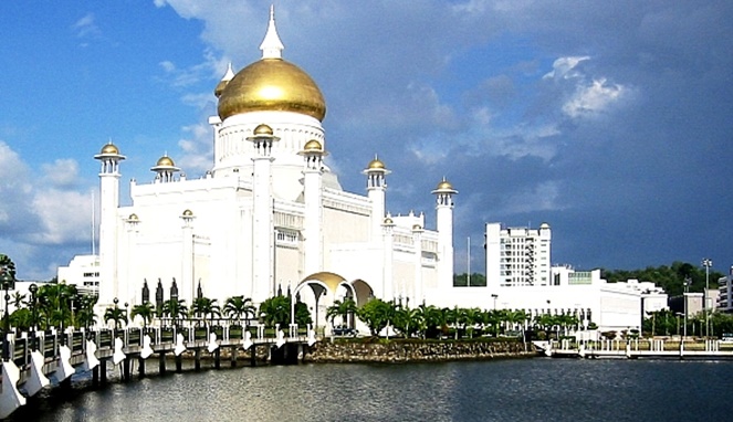 Masjid Omar Ali Saifuddien di Bandar Seri Begawan, Ibu Kota Brunei Darussalam [Image Source]