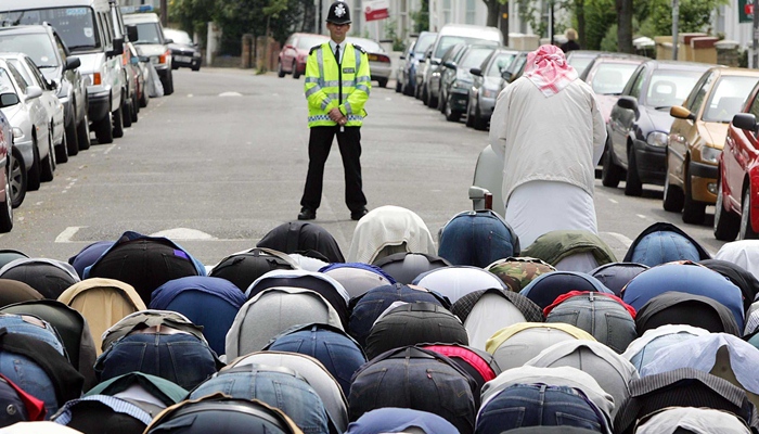 Muslim London saat solat pun dijaga [image source]